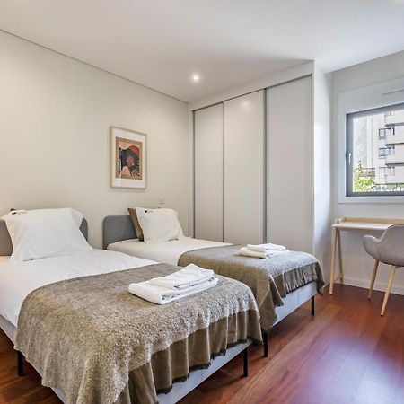 Nomads Lux - 2Bdr & Parking Flores Square Porto Eksteriør billede