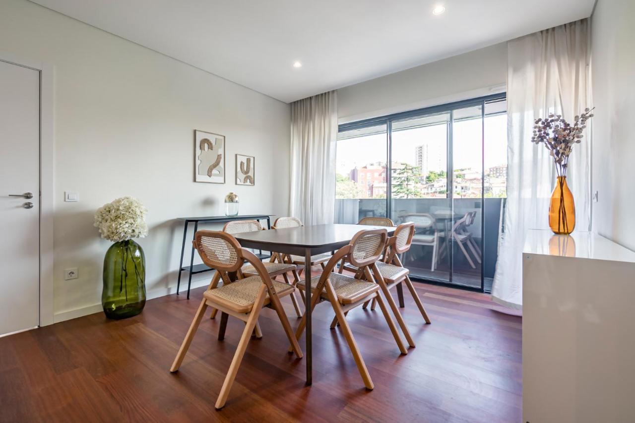 Nomads Lux - 2Bdr & Parking Flores Square Porto Eksteriør billede